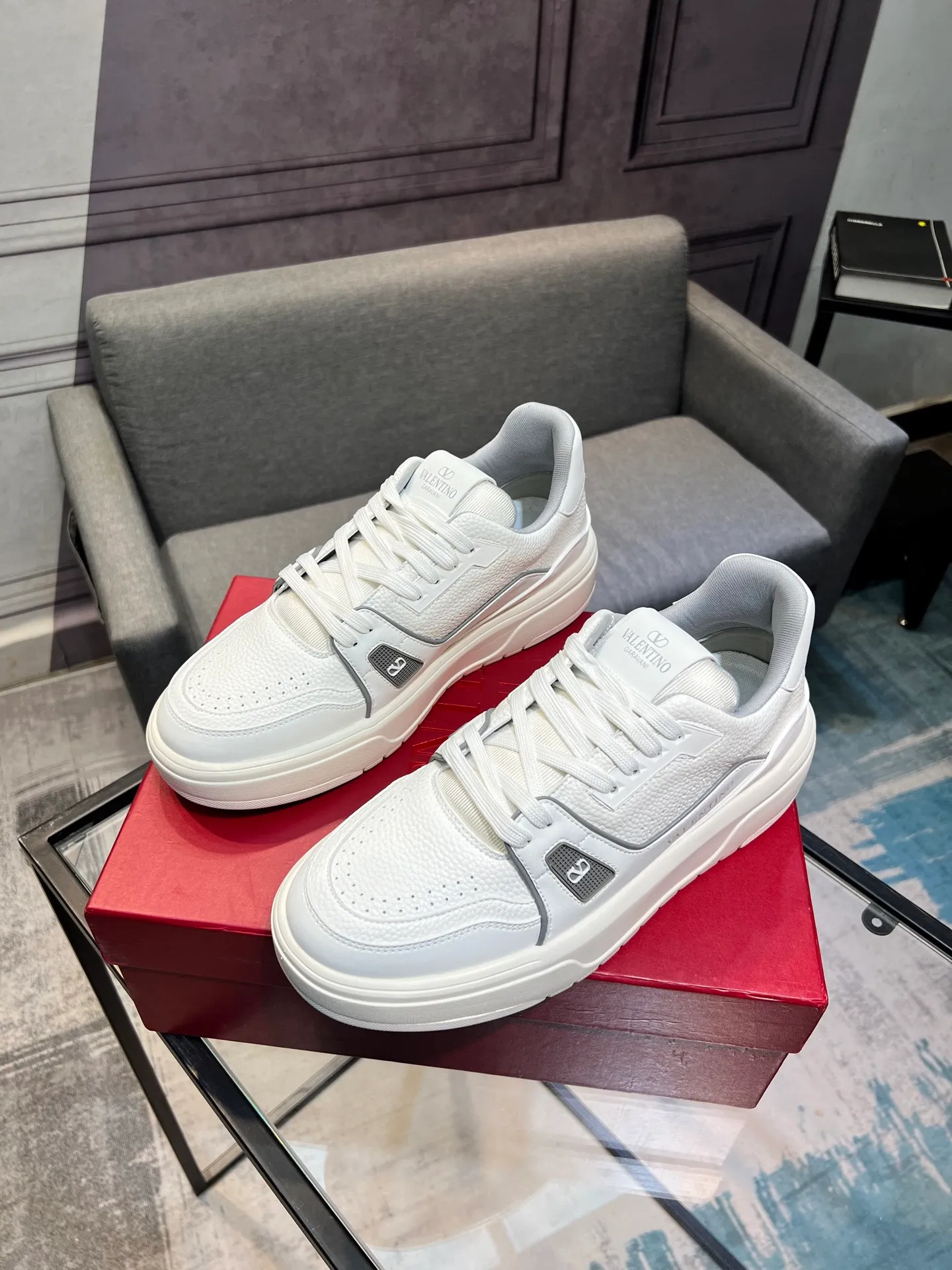 Men's men's shoes 💰660 𝑽𝒂𝒍𝒆𝒏𝒕𝒊𝒏𝒐 Valentino 𝑶𝒏𝒆𝑺𝒕𝒖𝒅 Couple's sneaker series Valentino 2025 latest couple's sneakers, celebrity style, hot sale. The original ZP was purchased and dismantled. Repeated pattern making and modification. I strive to restore the original version 1:1! Top luxury masterpiece, soft and comfortable, combining fashion and leisure, bringing excellent elegant texture and excellent on-foot comfort. Top purchase version upper: imported calfskin surface/original oil edge craftsmanship. Inner: water-dyed cowhide lining. Outsole: original development 𝐓𝐏𝐔 two-color combination outsole. Packaging: original configuration complete package. Code number: 35-44 yards. 34.45 can be customized. Can be customized (self-labeled-no label) order.
